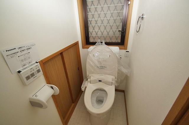 Toilet. Cross re-covered settled