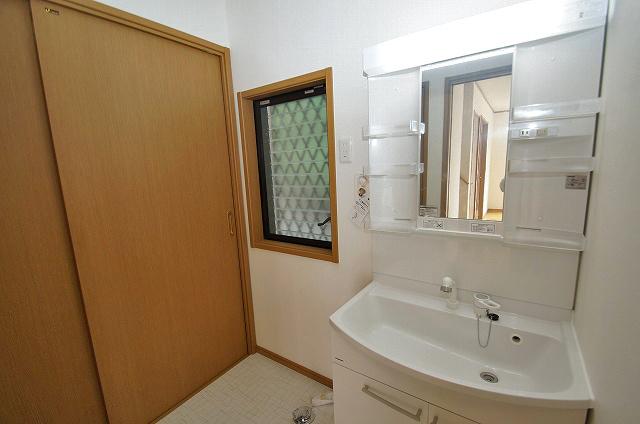 Wash basin, toilet. Cross re-covered settled