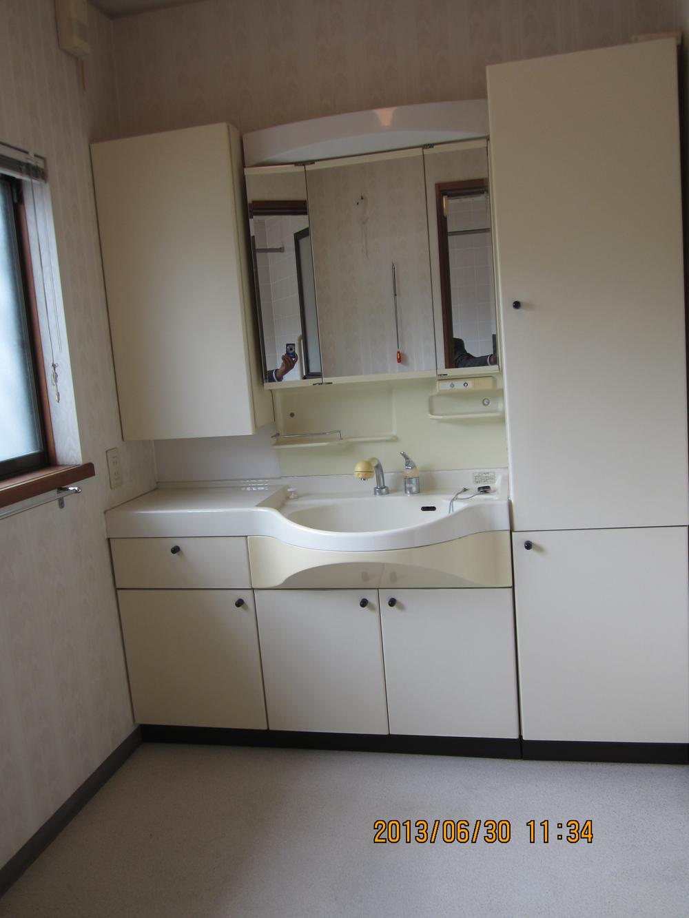 Wash basin, toilet. Indoor (June 2013) Shooting