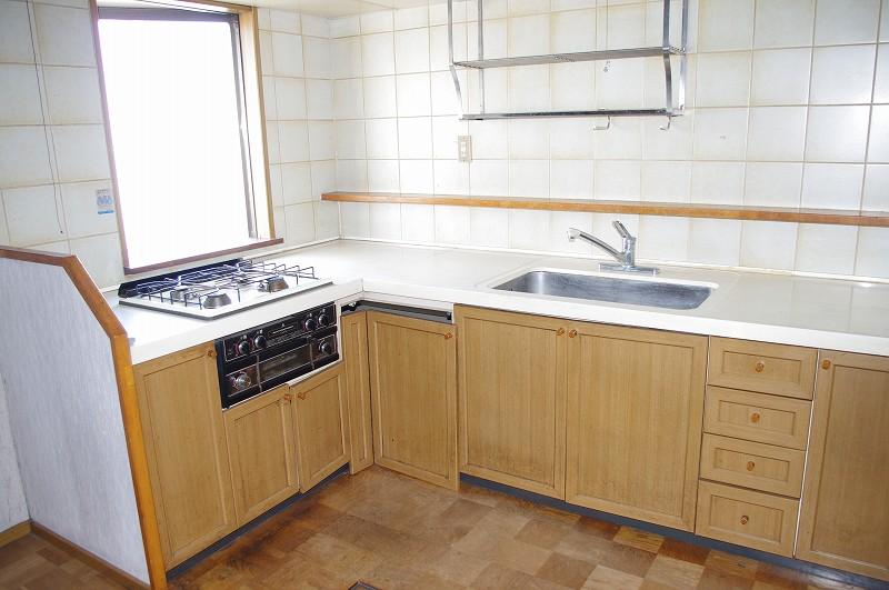 Kitchen.  [Interior photo]  L-shaped kitchen! It is very bright and also looks good ventilation have a window in the kitchen.  Indoor (September 2013) Shooting