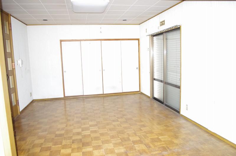 Living.  [Interior photo]  Spacious living.  Indoor (September 2013) Shooting