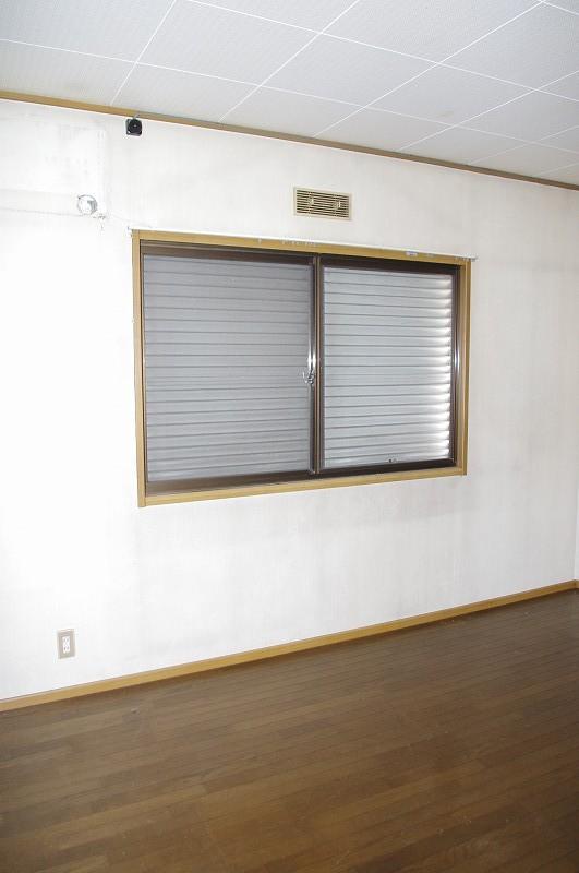 Non-living room.  [Interior photo]  It is the second floor of the Western-style. Bright because it is two-sided lighting, Ventilation is also good.  Indoor (September 2013) Shooting