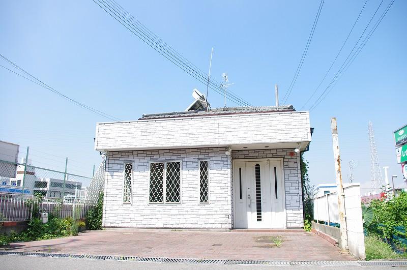 Local appearance photo.  [Exterior Photos]  It is a photograph taken from the front. The parking lot can park 3 cars.  Local (September 2013) Shooting