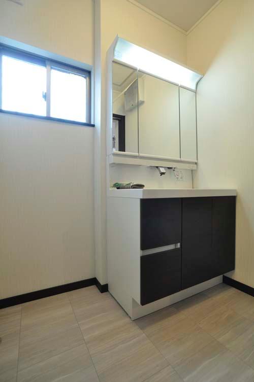 Wash basin, toilet. Powder Room (2013 February shooting)