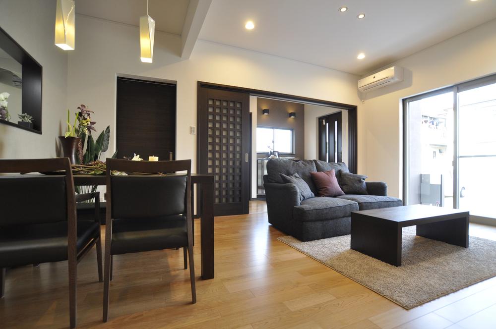 Living. The space calm and relax in the coordination of the Brown as the key color.