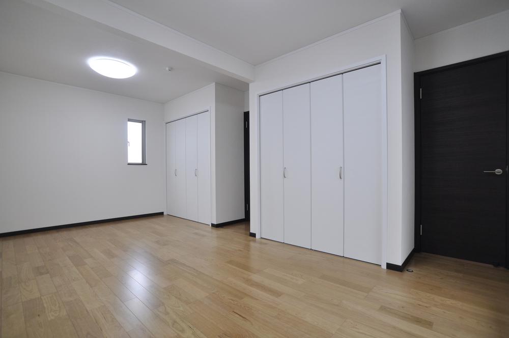 Non-living room. According to the application, Flexible room that can be partitioned into two rooms.