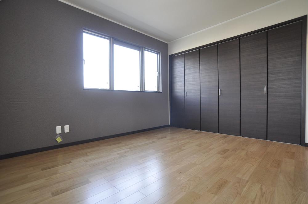 Non-living room. The master bedroom with increased independence, Installing a large closet.