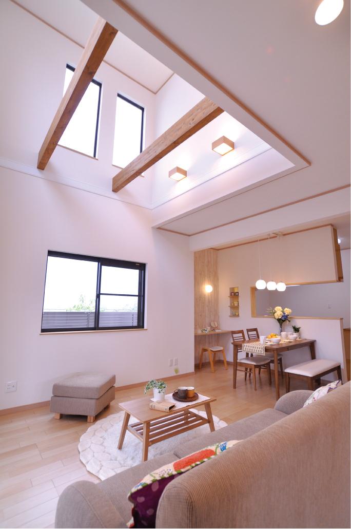 Living. Living in the atrium (No. 7 land model house)