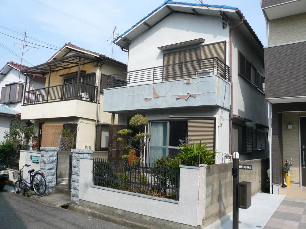 Local appearance photo. Local (11 May 2013) Shooting Frontage is wide house. Front road width 6m Facing south