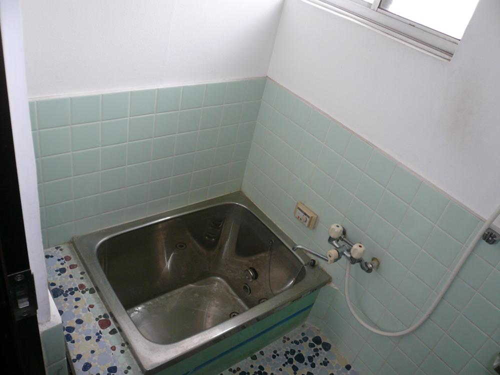 Bathroom. Indoor (11 May 2013) Shooting