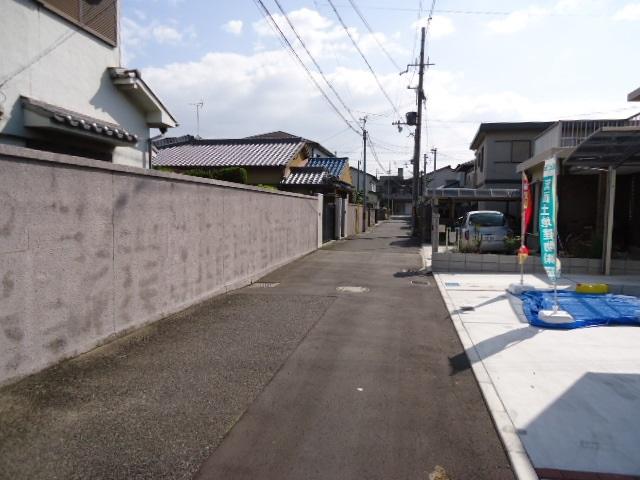 Local photos, including front road. Parking Easy.