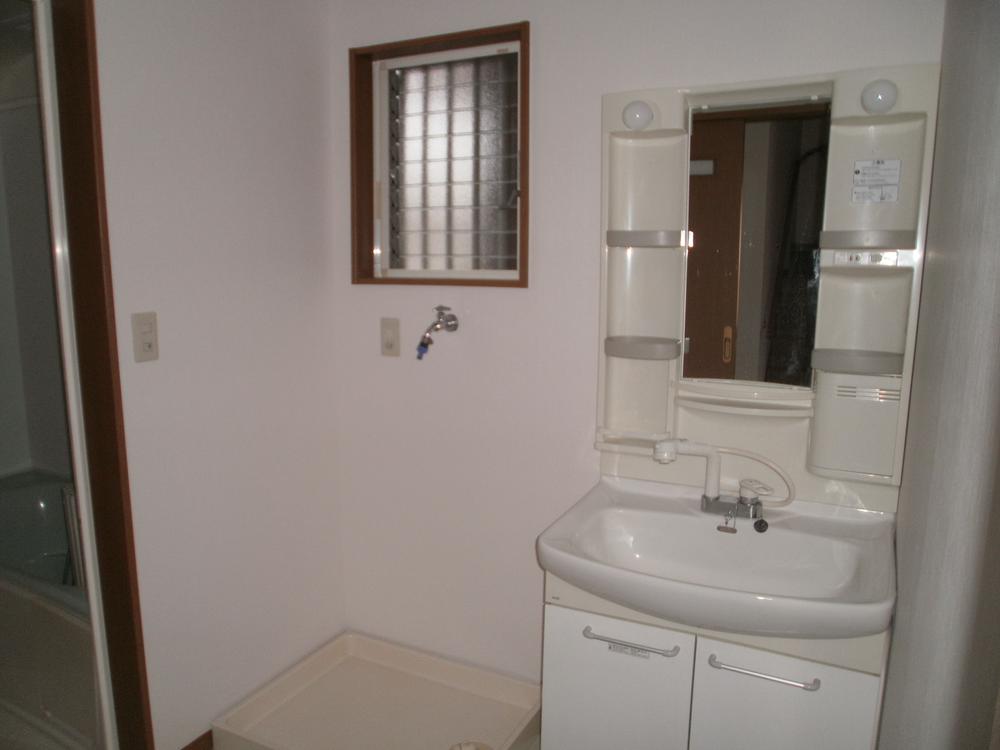 Wash basin, toilet. Indoor (12 May 2013) Shooting