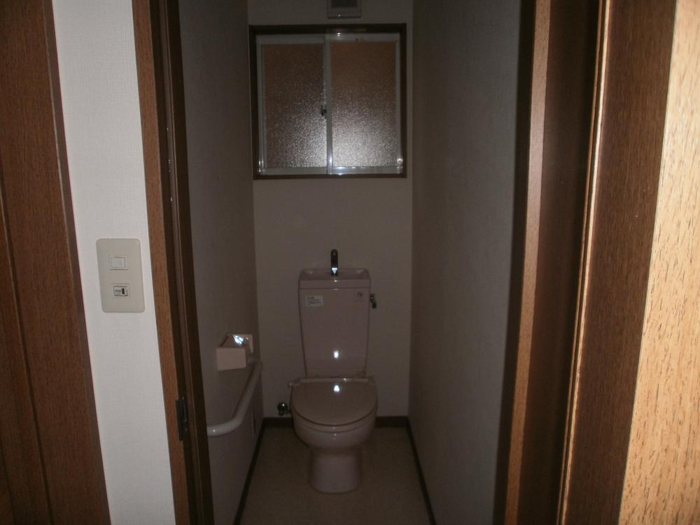 Toilet. Indoor (12 May 2013) Shooting