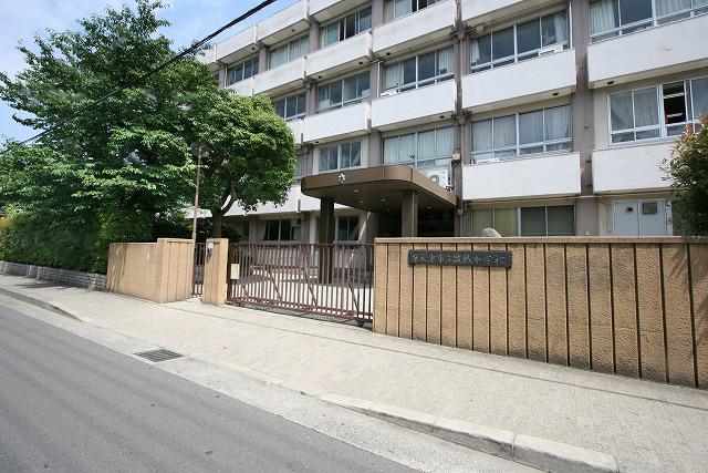 Junior high school. 780m to Makoto-style junior high school