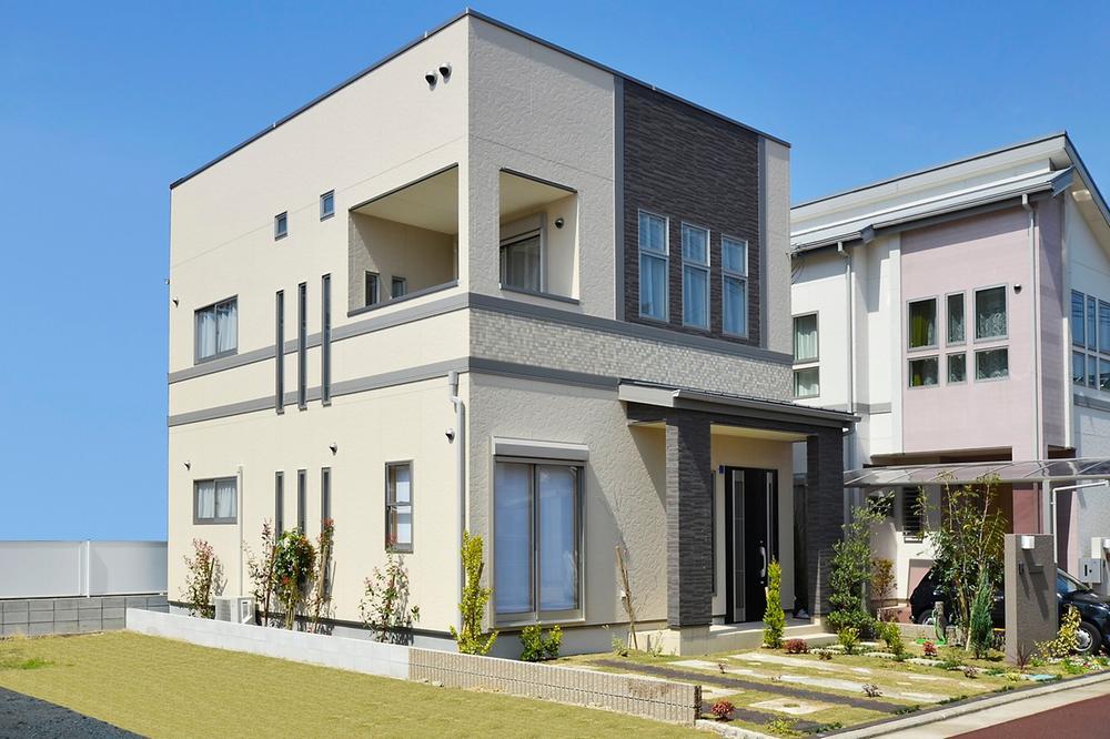 Local appearance photo. 2 along the line 3 station available, Good location a local that living facilities are aligned familiar in the surrounding area. Model house 1 House is in the public in local. Since also other House currently under construction, Let's go in to check in conjunction with the local surrounding environment (local model house appearance)