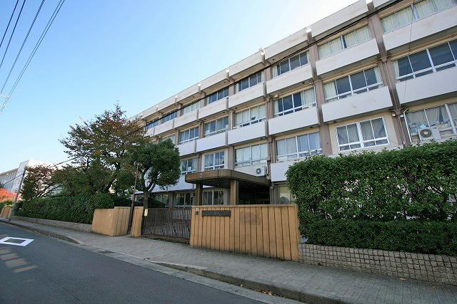 Junior high school. 790m to Makoto-style junior high school