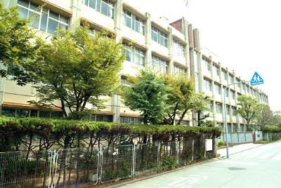 Junior high school. Send the school and fulfilling life in cultural activities in Izumiotsu stand Ozu sports to study, such as 1700m section activities until 1700m Izumiotsu Municipal Ozu junior high school until junior high school