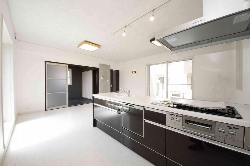 Kitchen.  [RC model house (81 No. land)]  Kitchen has also been unified in monotone color.  Indoor (12 May 2013) Shooting