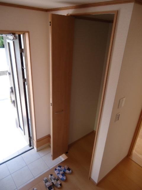 Receipt. Convenient front door storage!