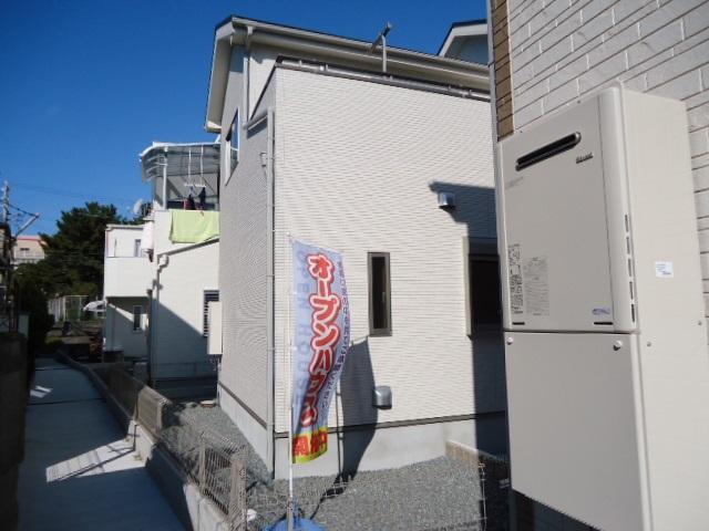 Local appearance photo. There is a waterway (width 1m) to the southwest side, There is a feeling of freedom!