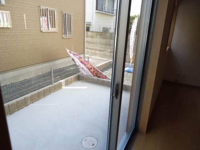 Parking lot. Luggage out is very convenient from parking!