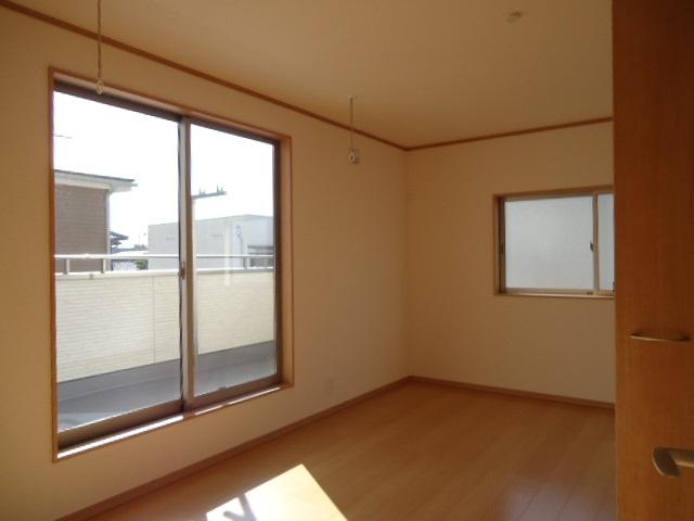 Non-living room. Southeast side of the bedroom (two-sided lighting)