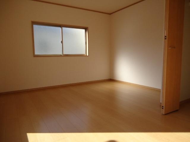 Non-living room. Southeast side of the living room (two-sided lighting)