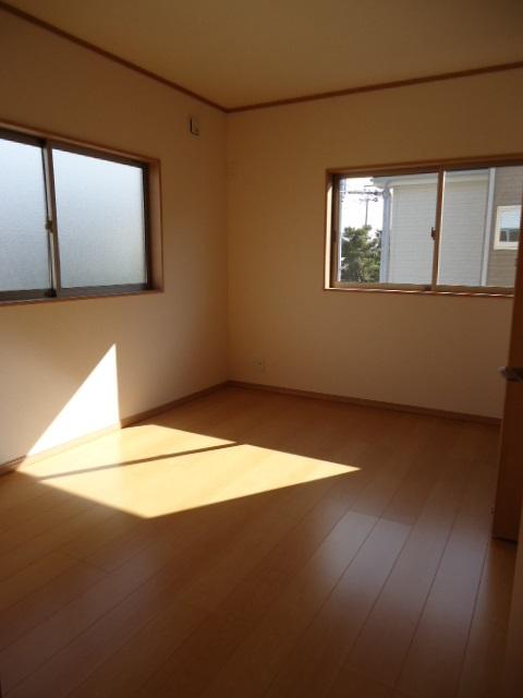 Non-living room. Northeast side room (two-sided lighting)