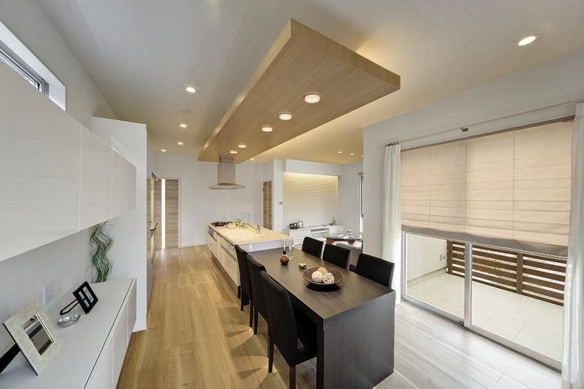 Same specifications photo (kitchen). Space design, which was the center of the house the kitchen. With a change in ceiling height, It has extended the effect of condensing light on the dining.
