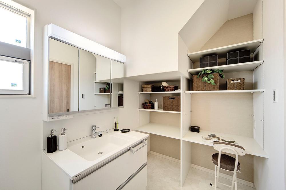 Wash basin, toilet. The spacious wide washroom, Fixtures the storage shelves and a convenient bench that can, such as ironing.