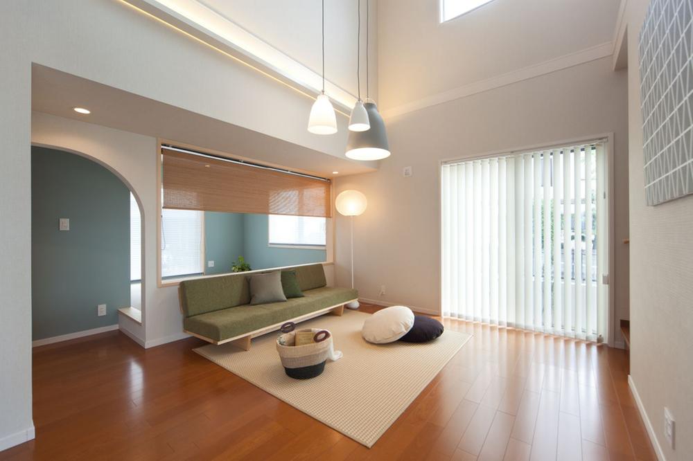 Living. Japanese-style room adjacent to the living room can be partitioned by the blind.