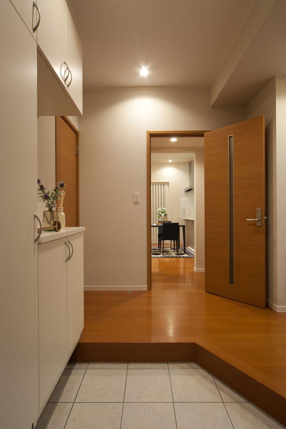 Entrance. Voice and open the front door from the LDK family, "Welcome back.". It emphasizes communication with family.