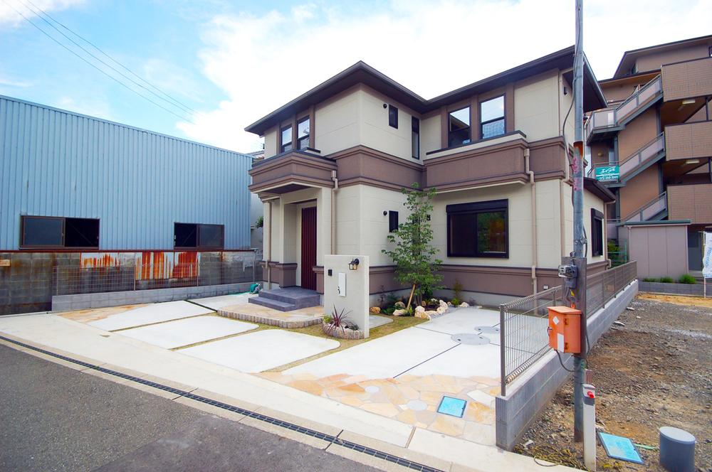 A little different from others, It finished in the appearance of luxury.