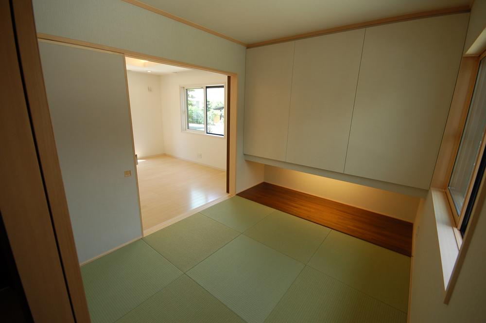 Non-living room. Japanese-style room adjacent to the living room, It finished in a little stylish atmosphere.