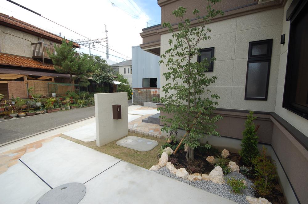 Commitment of the outside structure, Attach the flower to the house classy.