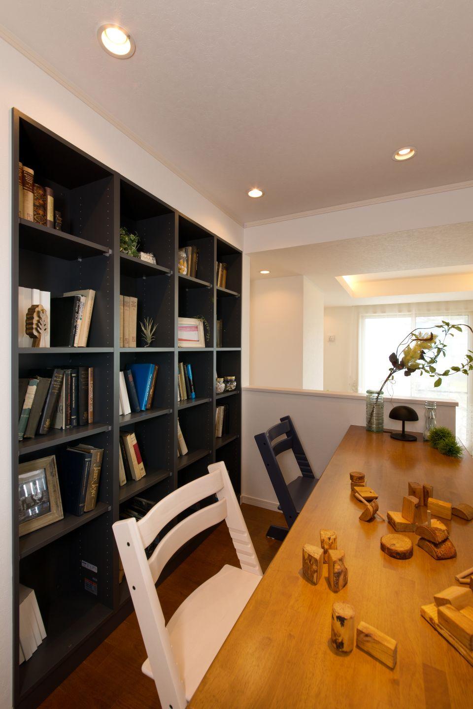 Same specifications photos (Other introspection). Since there is also a bookshelf arranging the books and reference books, This will not be cluttered.