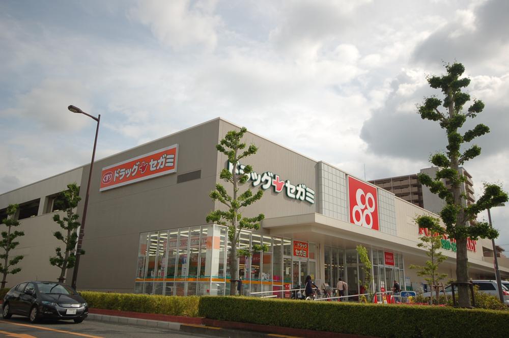 Supermarket. It is a large supermarket with a 1101m large parking lot to the Co-op Izumisano. Because it also contains a drug store in the, This is useful for daily shopping.