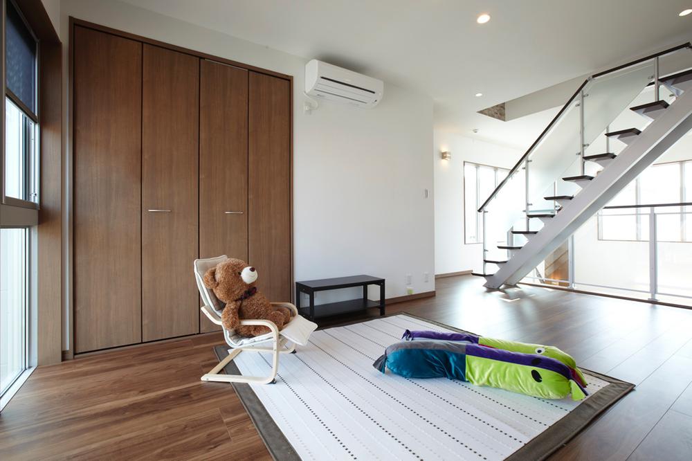 Model house photo. The color of the wallpaper, Gun and the atmosphere will change just change the one surface. Based on white, If Toriirere the black as an accent, Moderately chic space.