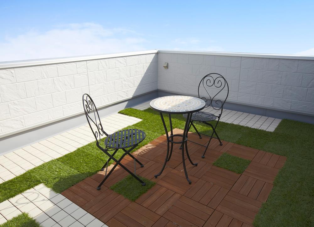 Model house photo. The weather of the day in a cafe terrace call your friends! Basking in the sun nor blue sky lunch, Enjoyment is up to you! (Model house)