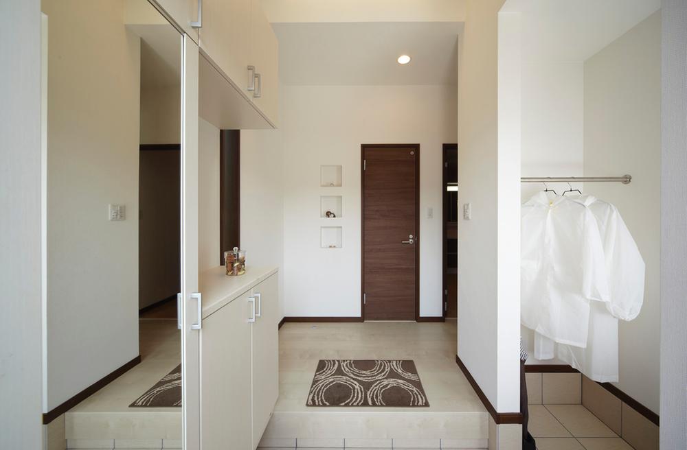 Model house photo. Large storage space of the entrance. Clothes got wet with secret rain show refreshing the entrance to the clothes hanging. It is useful because it is not necessary to wet the inside of the house! (Model house)