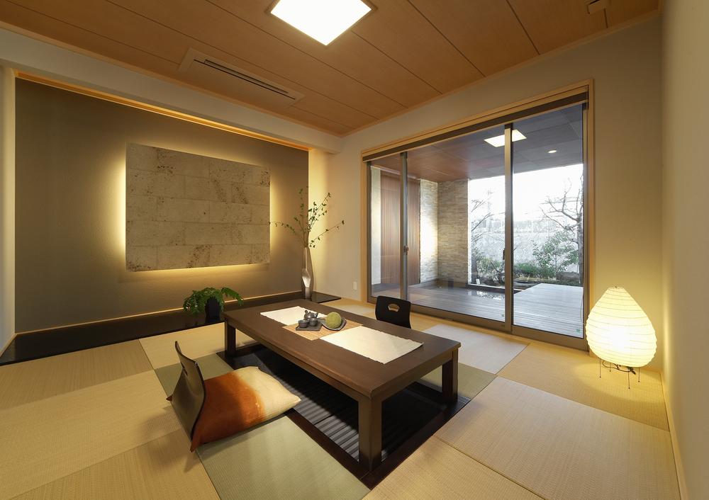 exhibition hall / Showroom. Wall lighting and the Ryukyu tatami is us further enhance the peace of the sum. Since becoming your stand digging, Also it will be watching cherry blossoms and autumn leaves on the other side of the wood deck terrace while enjoying a cup of tea chillin. (exhibition hall)