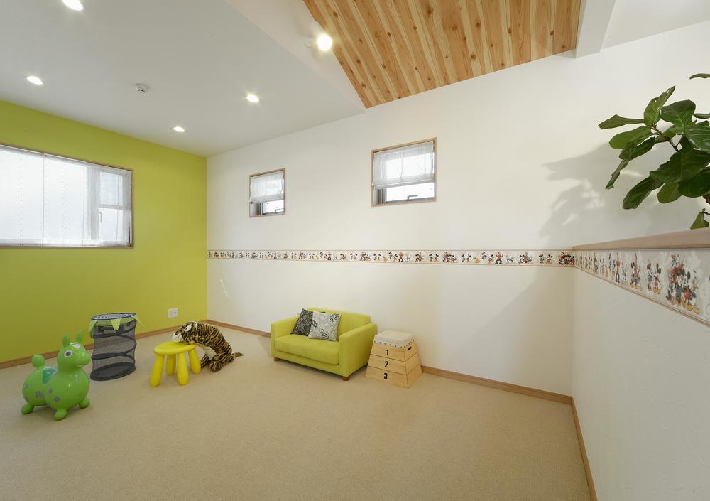 exhibition hall / Showroom. For children grow up quickly and healthily cheerfully, There and happy Children's Room. Also you will receive eye of mom from the kitchen from the living room. Because with loft, Shimae a lot of goods of toys and memories.