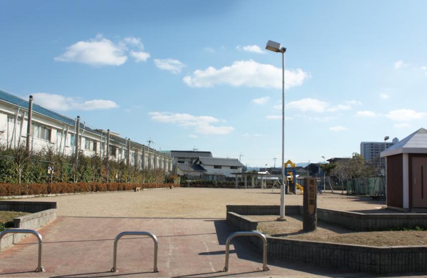park. Spacious park there until Takamatsu park in 310m (walk about 4 minutes) in a residential area. Be able ties mom friend of the people who brought small children. A fun time with their children