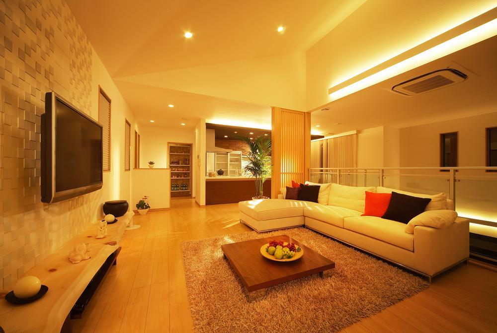 exhibition hall / Showroom. While maintaining just the right space by a partition in a grid, It leaves the connection. By placing the living room on the second floor, Loose intimate space without outside care. Atrium and to produce a sense of openness by the bout.