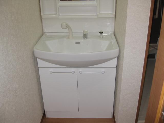 Wash basin, toilet. Wash basin