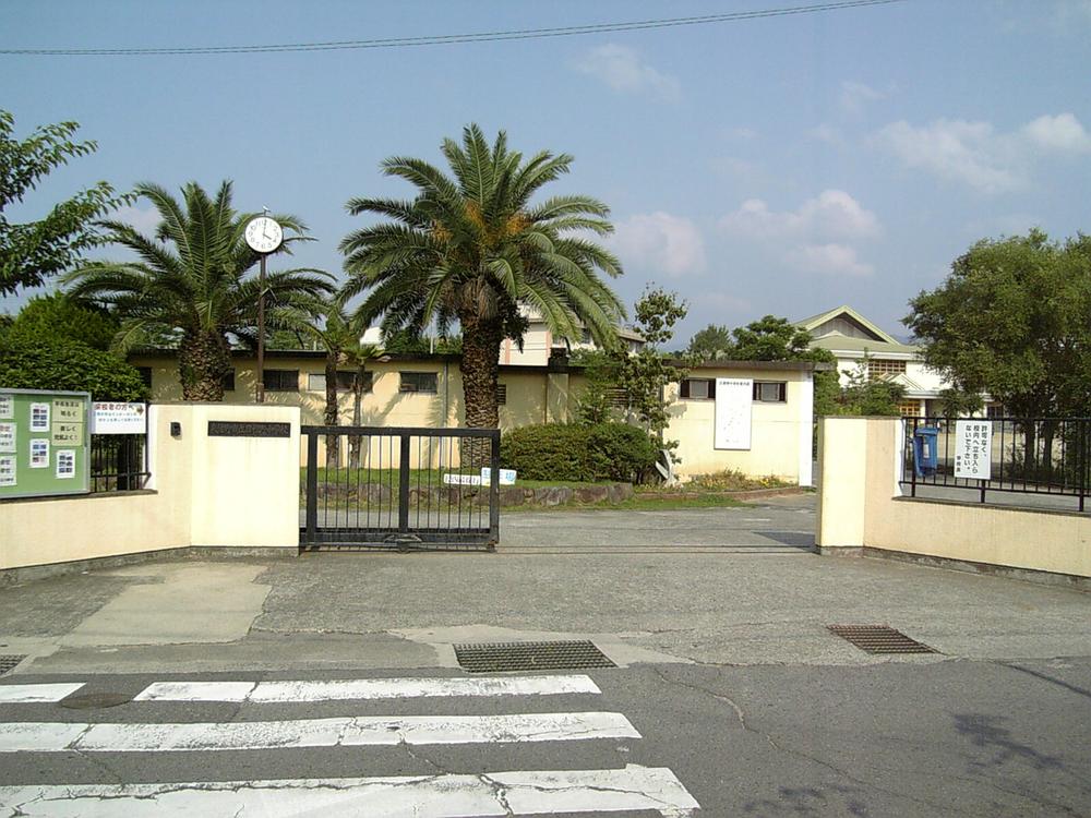 Junior high school. Izumisano Municipal Hineno until junior high school 733m