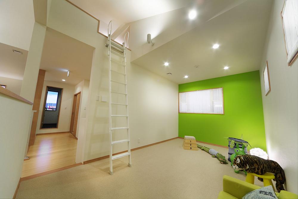 exhibition hall / Showroom. Grow up healthy to freely To children, There and happy Children's Room. It is safe design that reaches the eyes of the mom from the kitchen from the living room. Because with loft, Shimae a lot of goods of toys and memories. (exhibition hall)