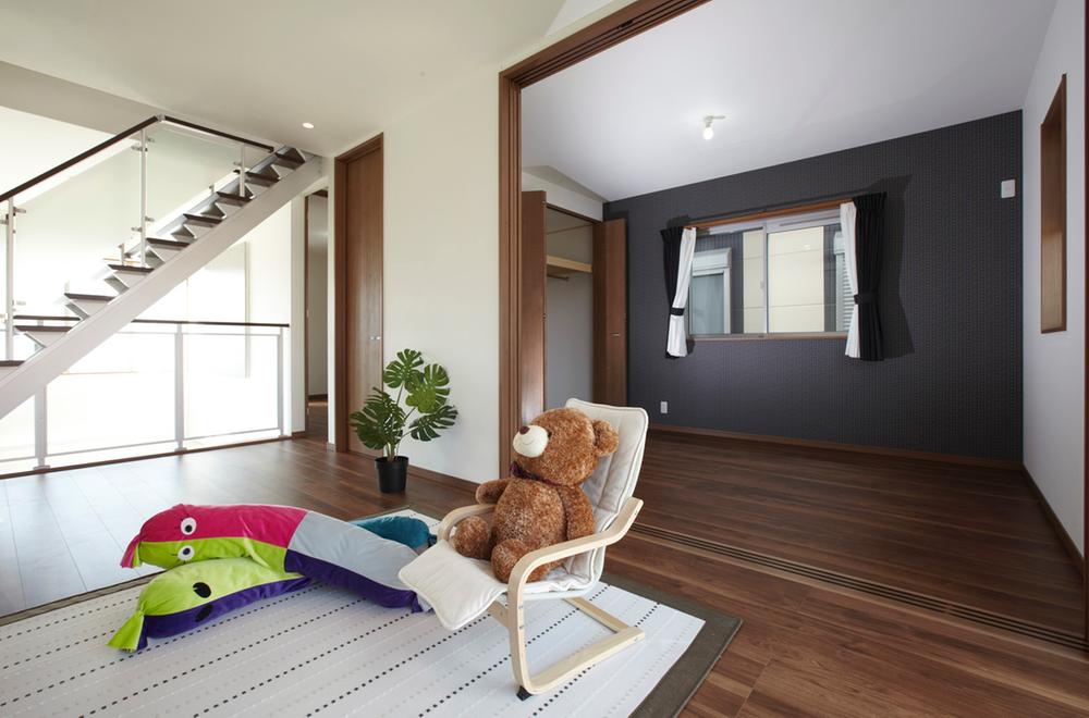 Model house photo. The color of the wallpaper, Gun and the atmosphere will change just change the one surface. Based on white, If Toriirere the black as an accent, Moderately chic space. (Model house)