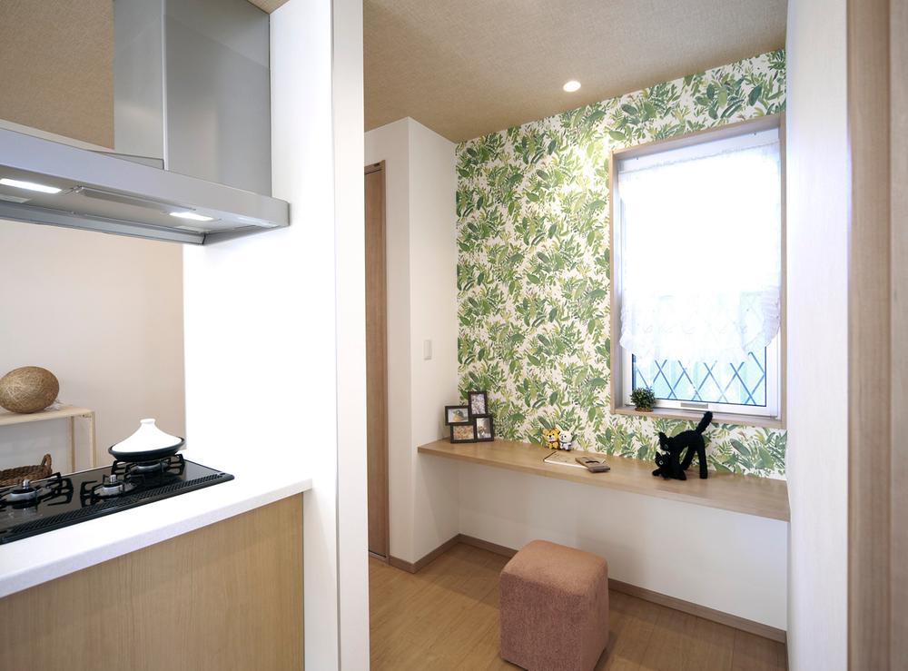 Model house photo. In the support rise of mom! Or look at the recipe, It will be bright around the kitchen in housework space stylish wallpaper mom can take a break in between housework. (Model house)