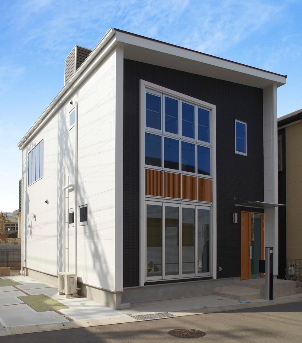 Model house photo. Since securing a lot window, Even lighting and ventilation ◎. Appearance is also a house with a stylish sense, such as the fashionable expert. (Local model house)